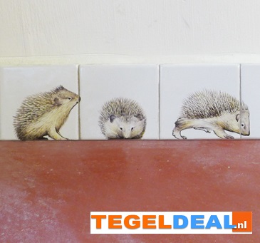 TH1-25b Egel jong, handbeschilderde tegel, 13x13 cm TH1-25b Egel jong, handbeschilderde tegel, 13x13 cm