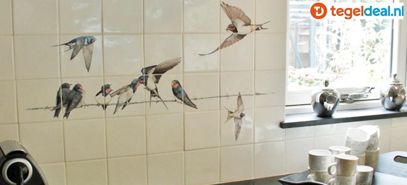TH32-3 Zwaluwen op prikkeldraad, handbeschilderd tableau, 32 tegels / 13x13 cm