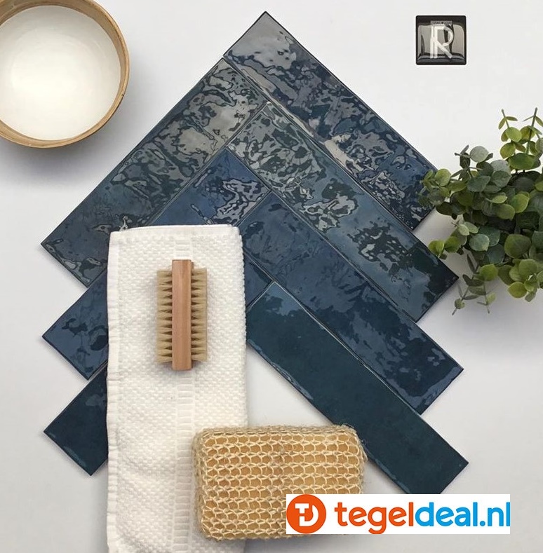 Revoir Paris, Atelier Bleu Marine, 6,2x25 cm glans, handvorm wandtegels Revoir Paris, Atelier Bleu Marine, 6,2x25 cm glans, handvorm wandtegels