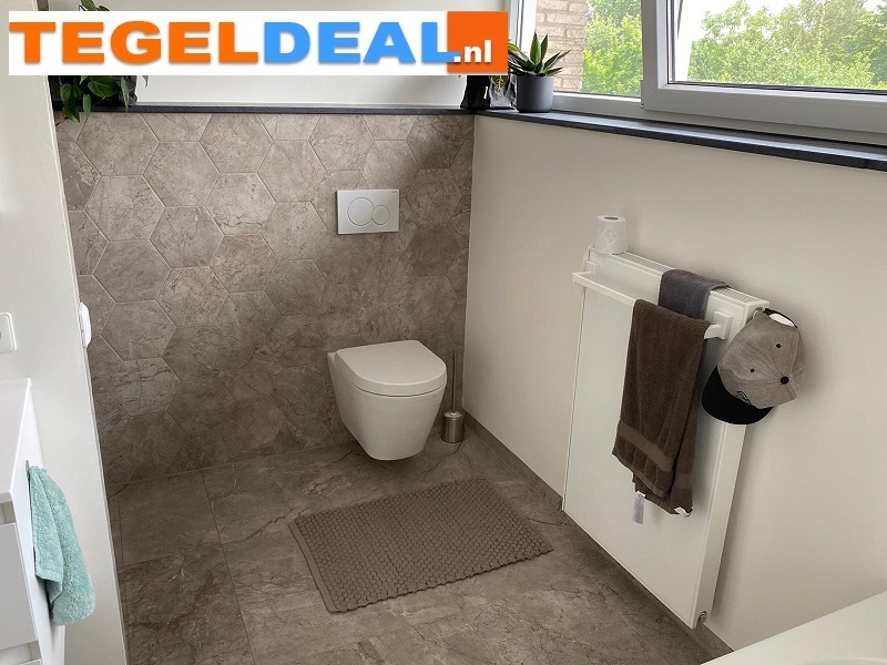 Natuursteenlook tegels in deze badkamer