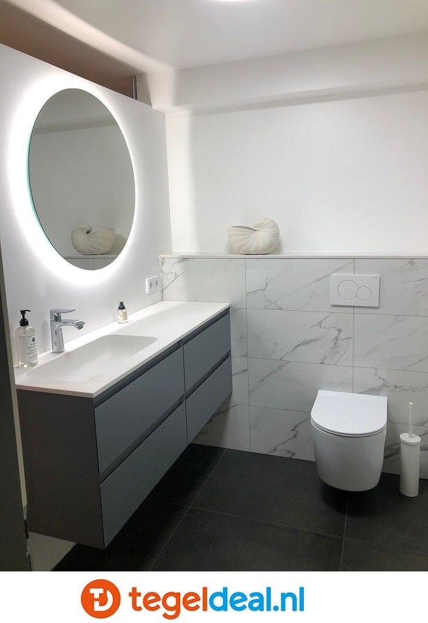 Marmerlook in een badkamer